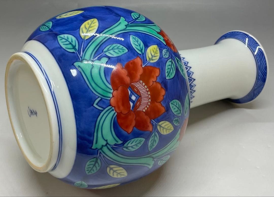 人間国宝　十三代　今泉今右衛門　色鍋島牡丹唐草文花瓶　四方桟共箱　共布　L36