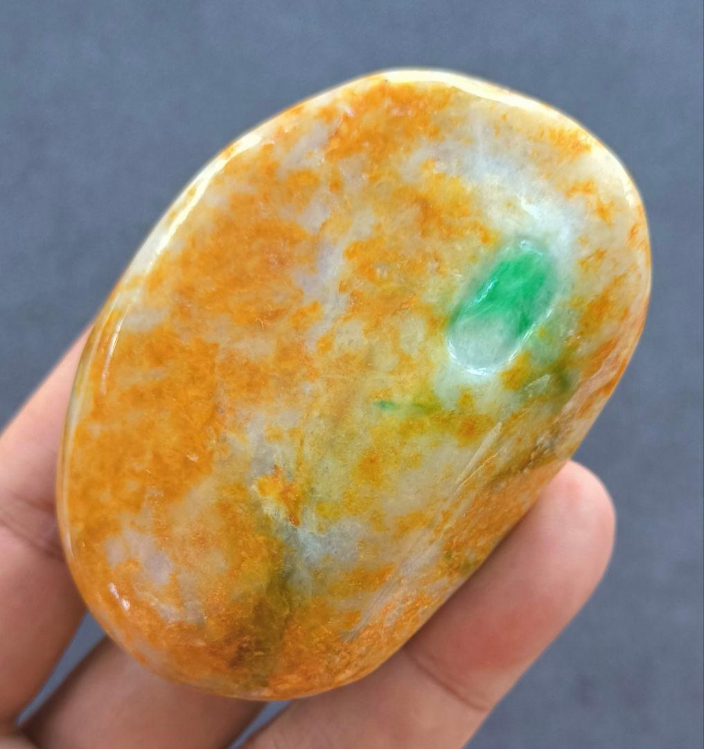 ミャンマー産本翡翠（ジェダイト）の原石（194ｇ）