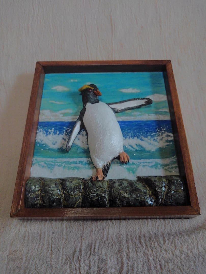 木彫りのミナミイワトビペンギンの3D壁掛け