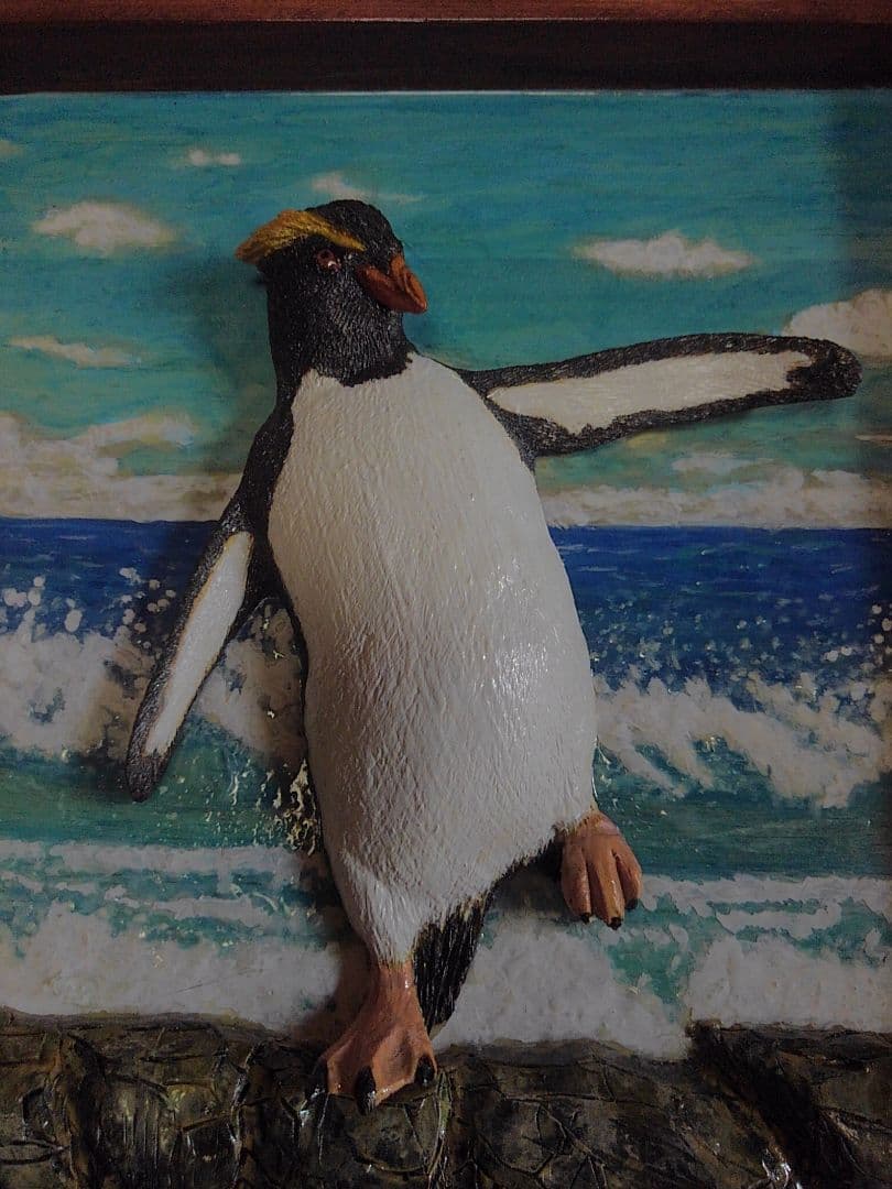木彫りのミナミイワトビペンギンの3D壁掛け