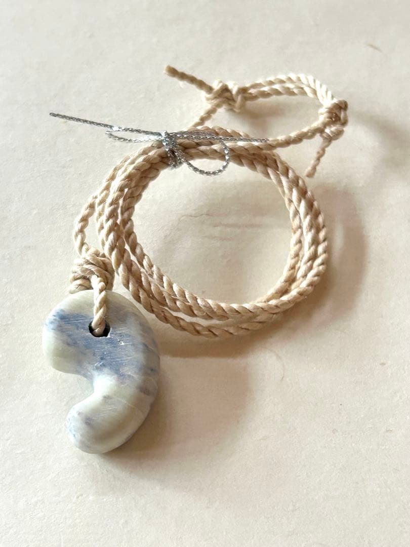 【神話の石】フェアリースキンサファイア特大勾玉　精麻より紐ネックレス