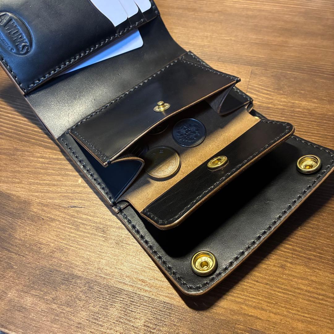 三つ折りミドルトラッカーウォレット　マリアムホースバット　丘染めブラック　茶芯
