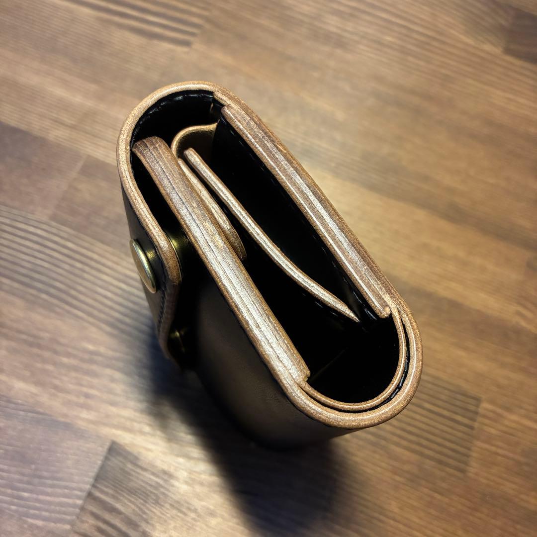 三つ折りミドルトラッカーウォレット　マリアムホースバット　丘染めブラック　茶芯