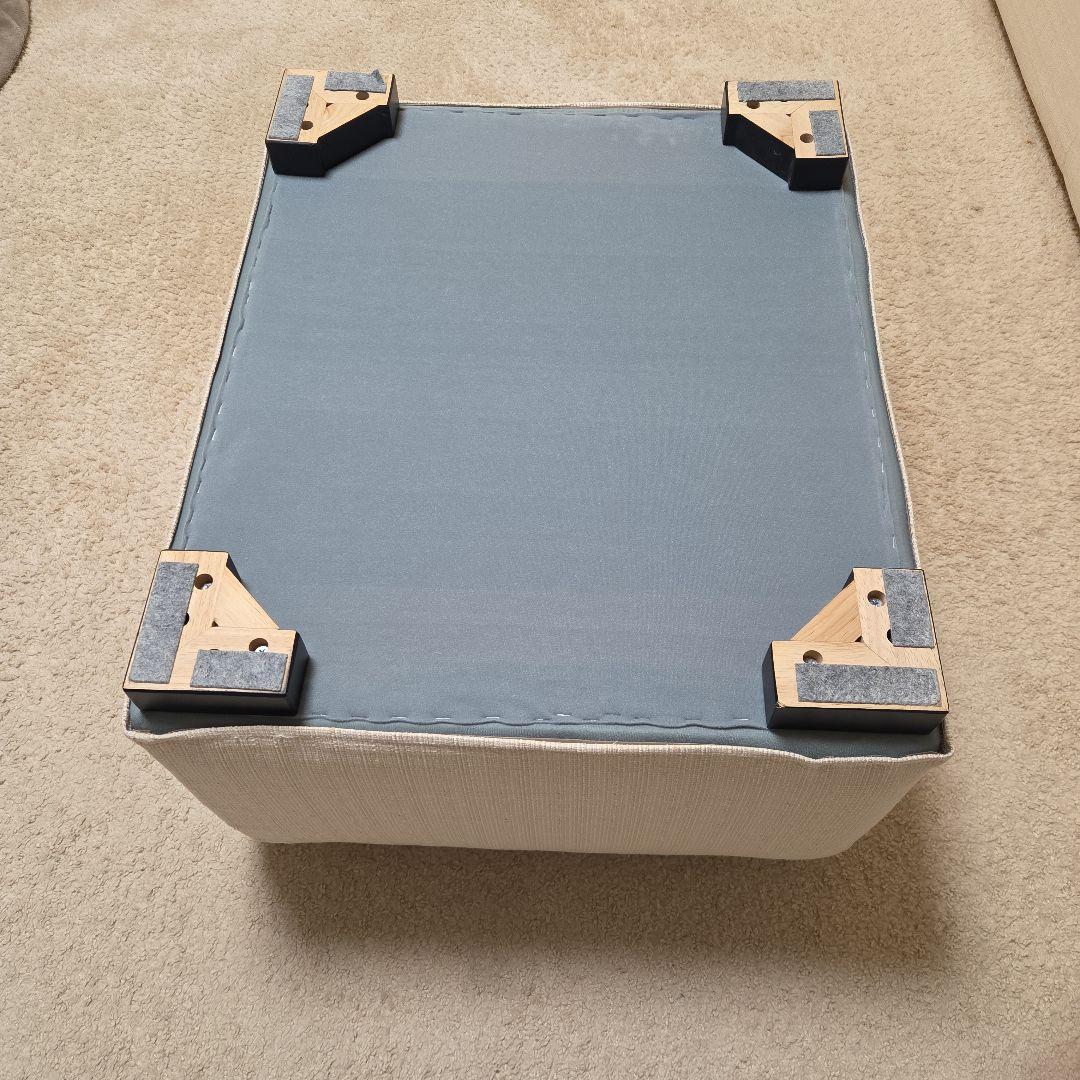 ベージュ色ソファセットのオットマン