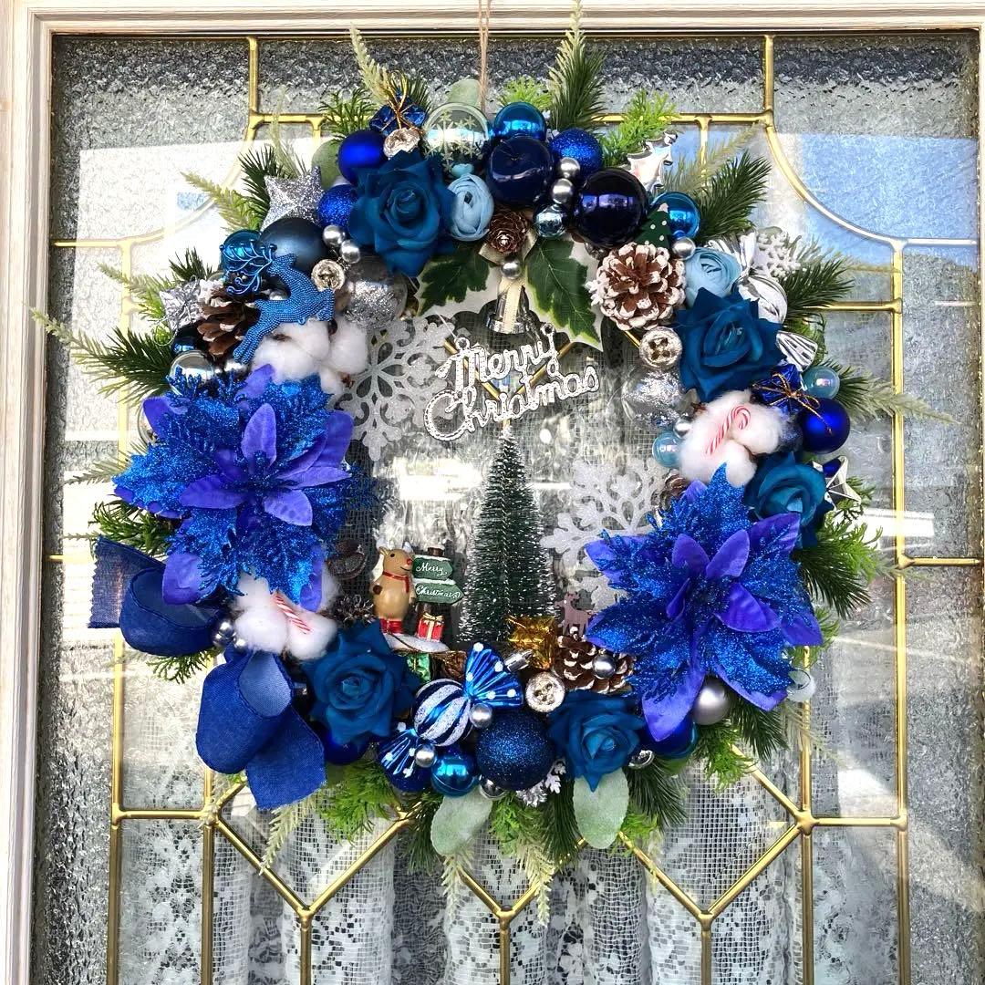 キリンです。ロイヤルブルーポインセチアとローズのクリスマスリース他2点