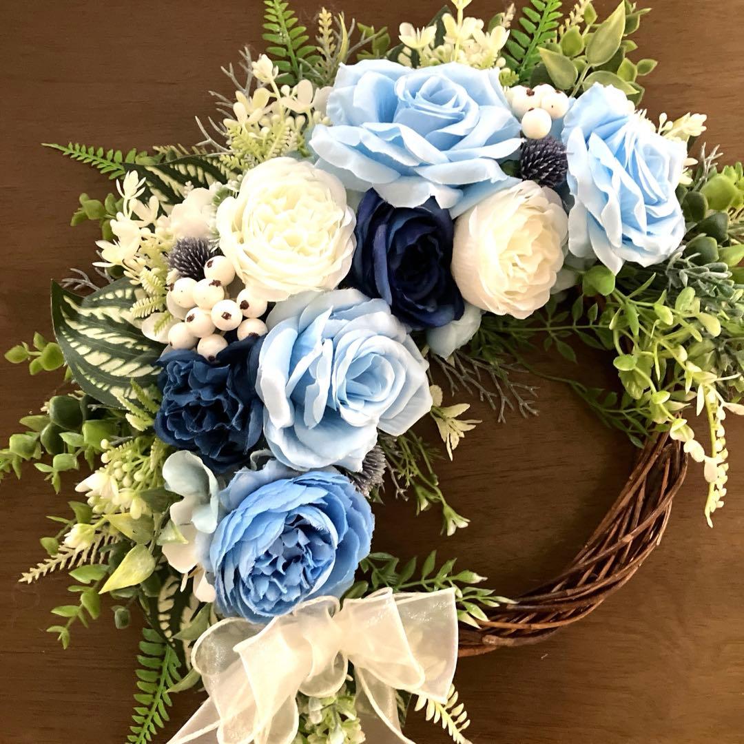 キリンです。ロイヤルブルーポインセチアとローズのクリスマスリース他2点