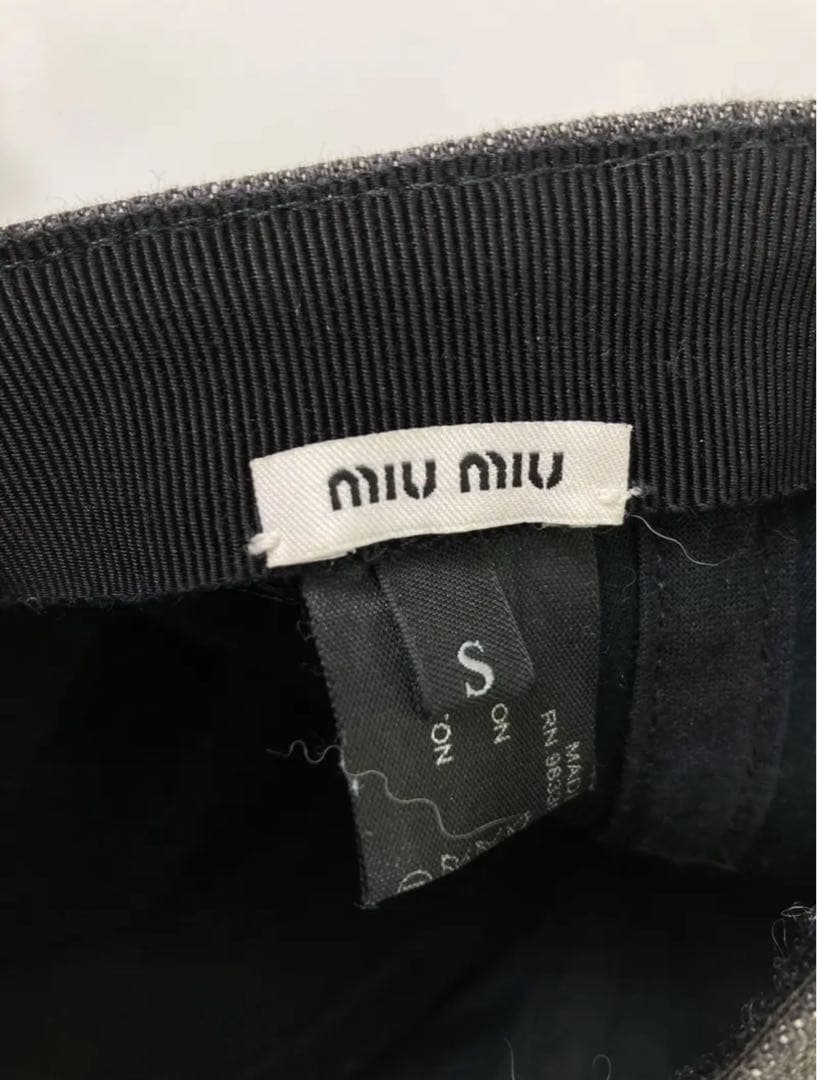 miu miu ブラック ロゴキャップ