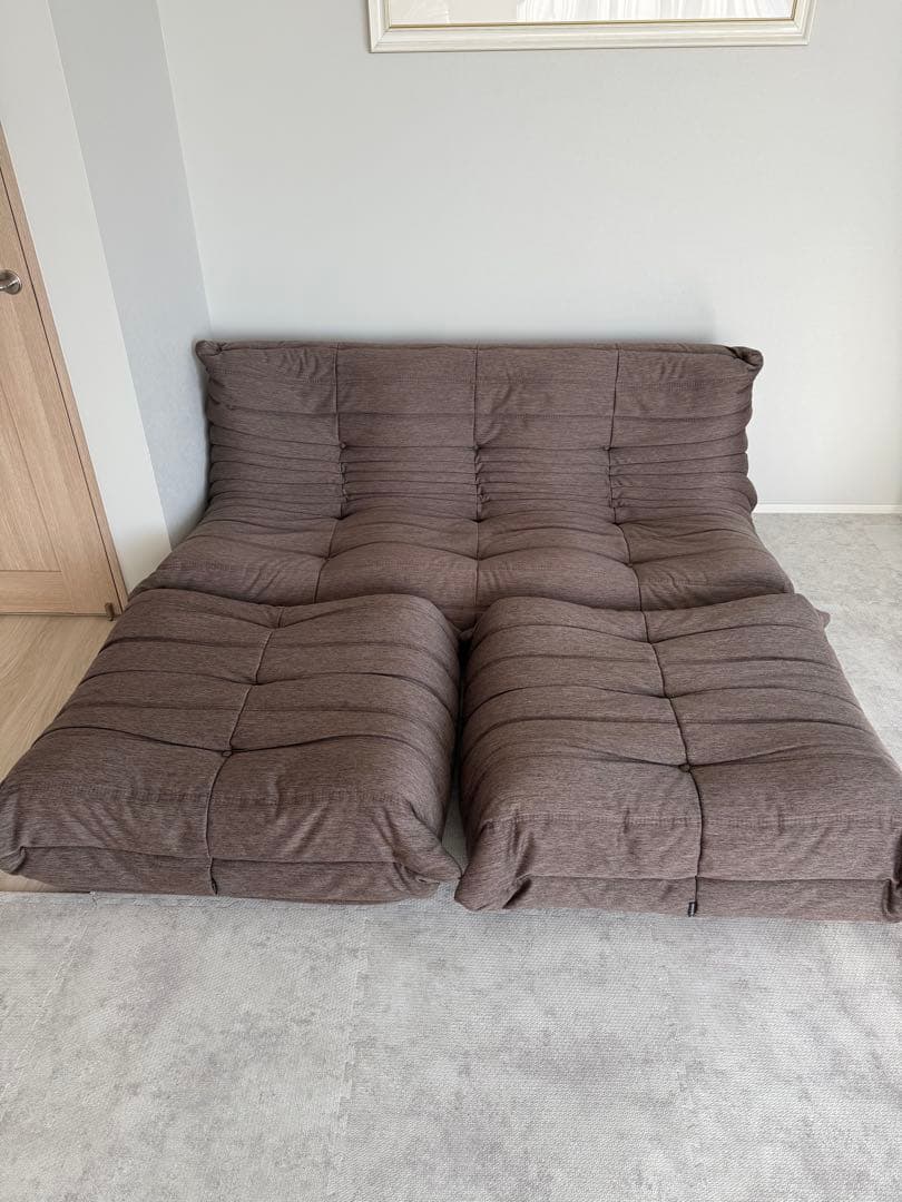 リーン・ロゼの「ロゼトーゴ」（Togo）3人掛けソファ＋オットマン2つ