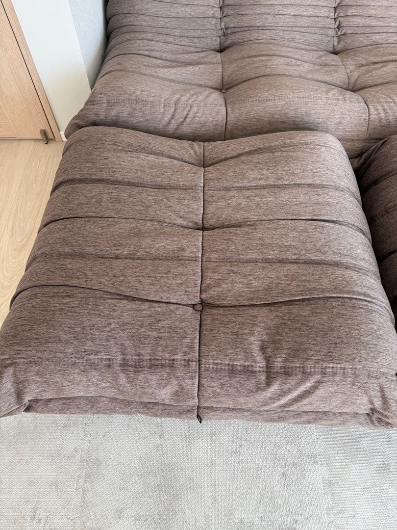 リーン・ロゼの「ロゼトーゴ」（Togo）3人掛けソファ＋オットマン2つ