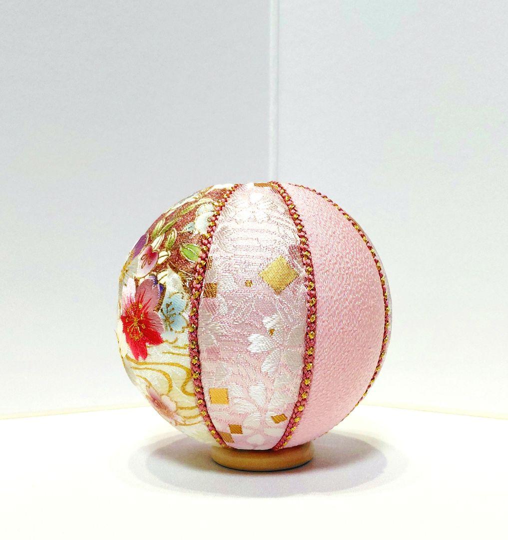 花柄刺繍の球形置物