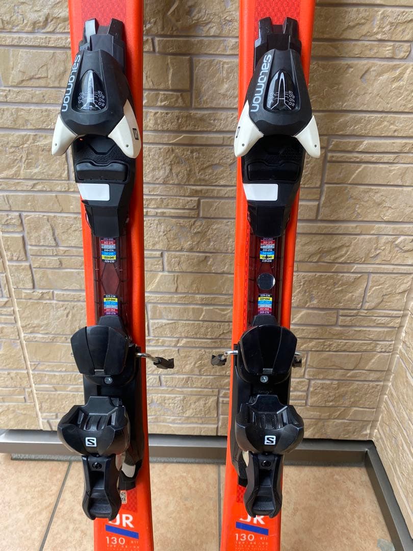 スキー学習に、Salomonスキー板130とストック90セット　サロモンジュニア