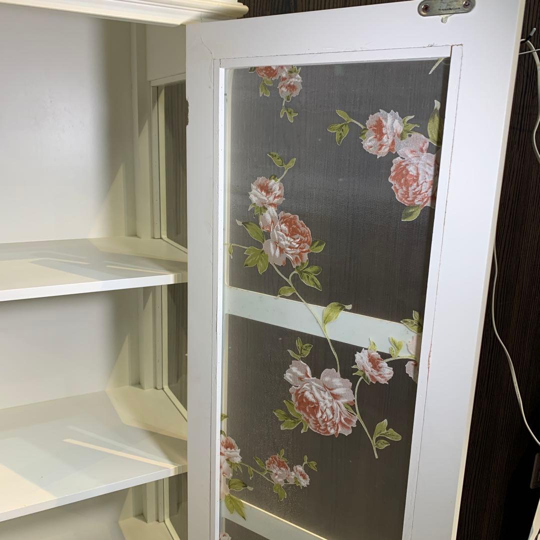 か*ん様 フラワーパターンのガラス扉キャビネット