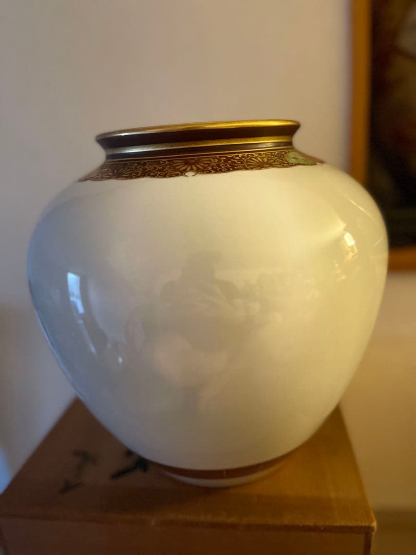 伝統的な日本の花瓶 金彩 花柄