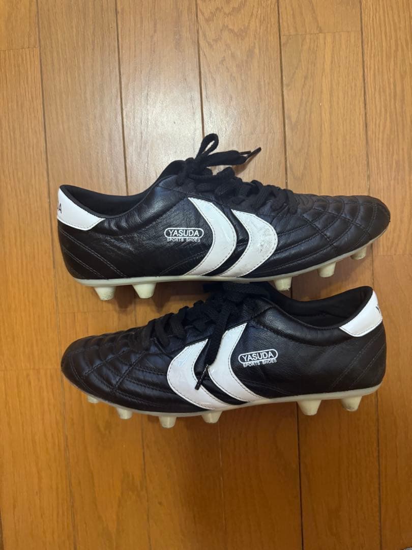 【超お買い得 】YASUDA サッカーシューズ ブラック/ホワイト　早いもの勝ち