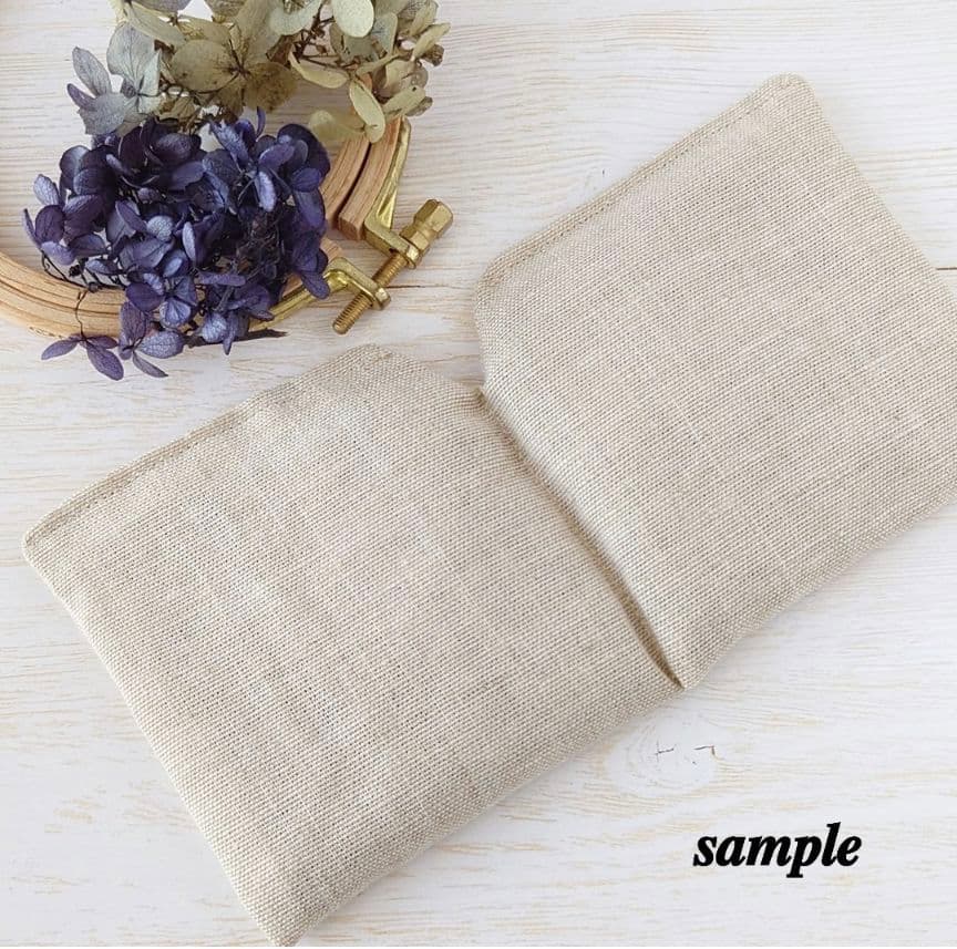 手刺繍入あずき/小豆のアイピロー【りすとフラワーアーチ】