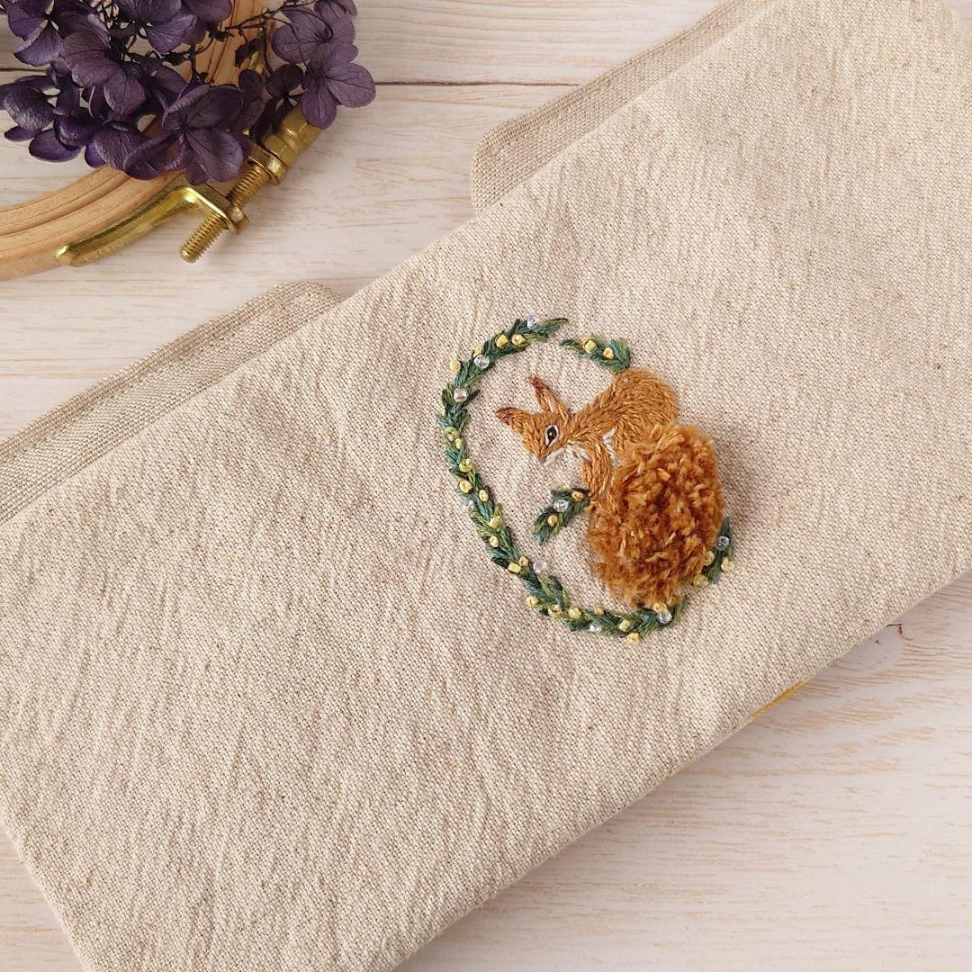手刺繍入あずき/小豆のアイピロー【りすとフラワーアーチ】