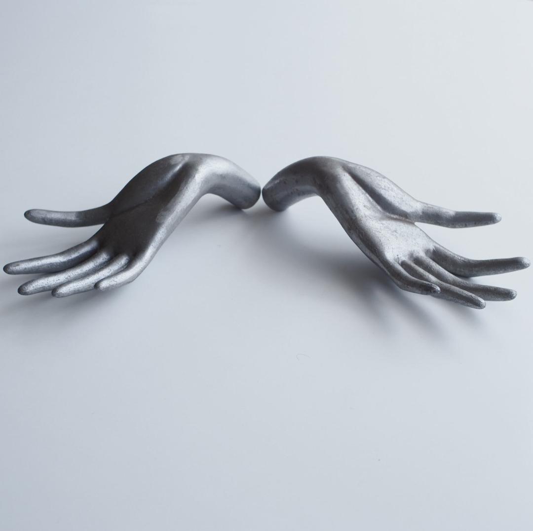 delicate hands / 手のオブジェ