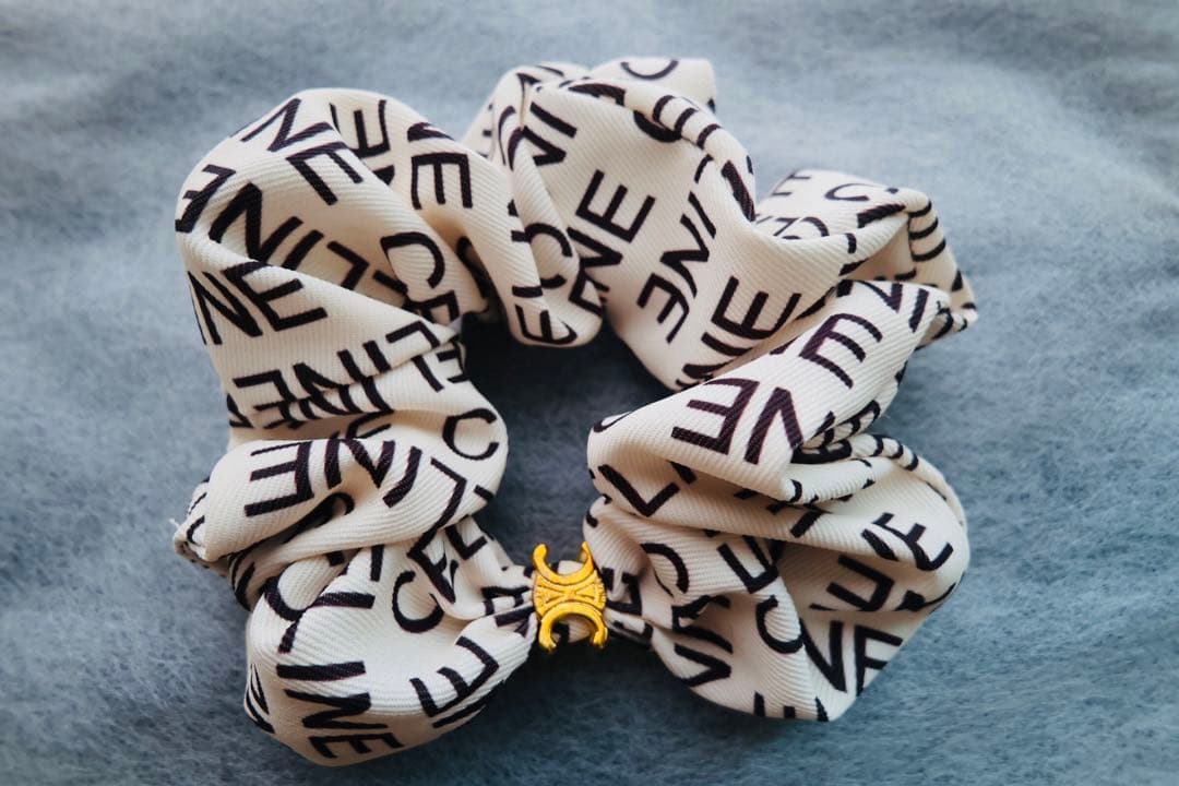 【美品】 CELINE ロゴシュシュ ホワイト/ブラック