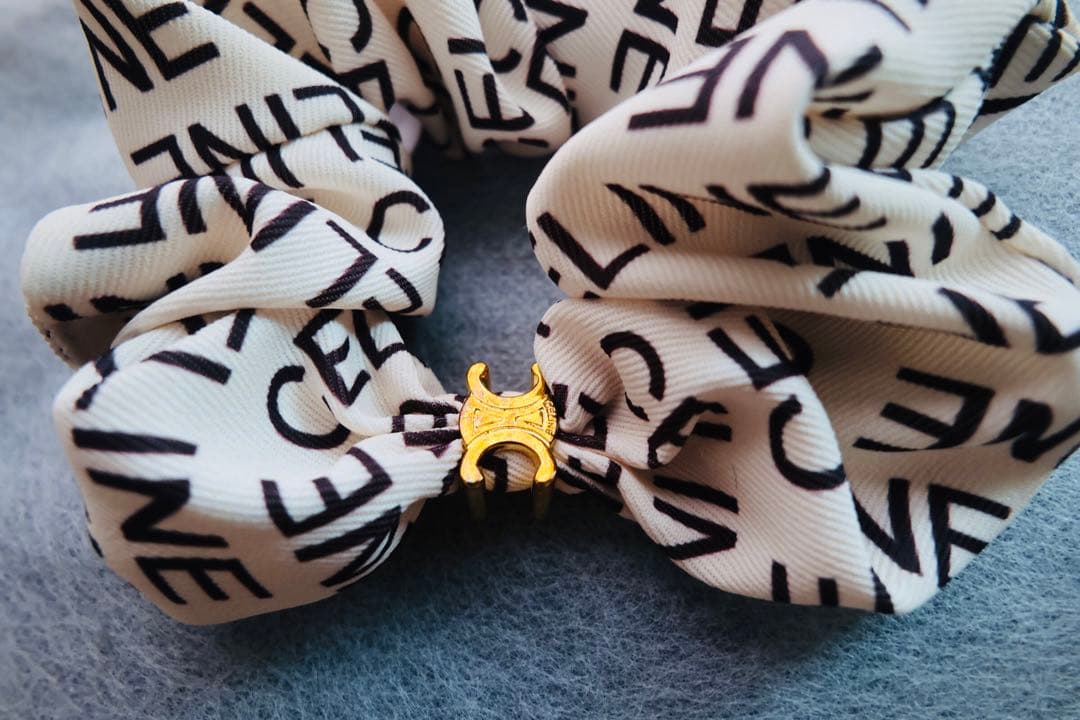 【美品】 CELINE ロゴシュシュ ホワイト/ブラック