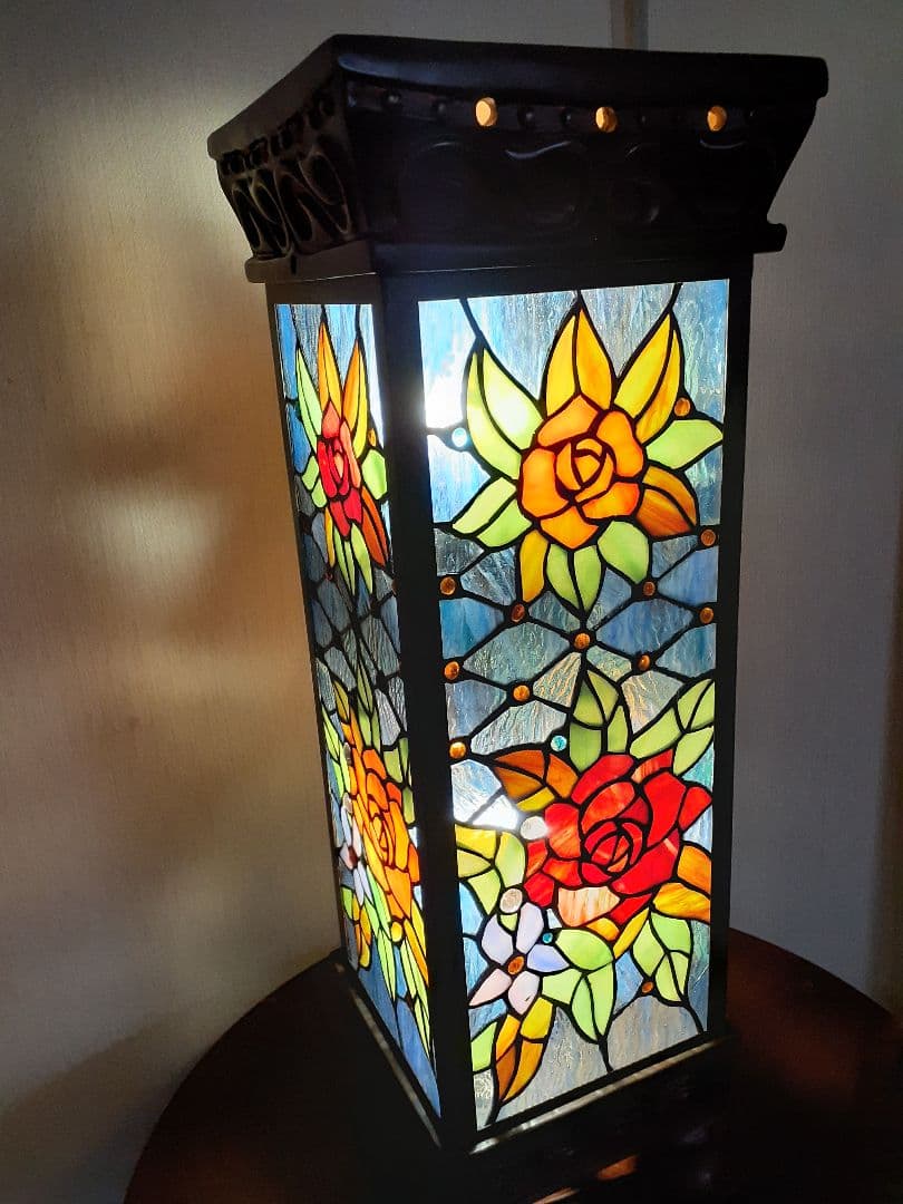 大輪のバラ咲くステンドグラスのアンティークな光柱　ポーチや通路に置くのに最適
