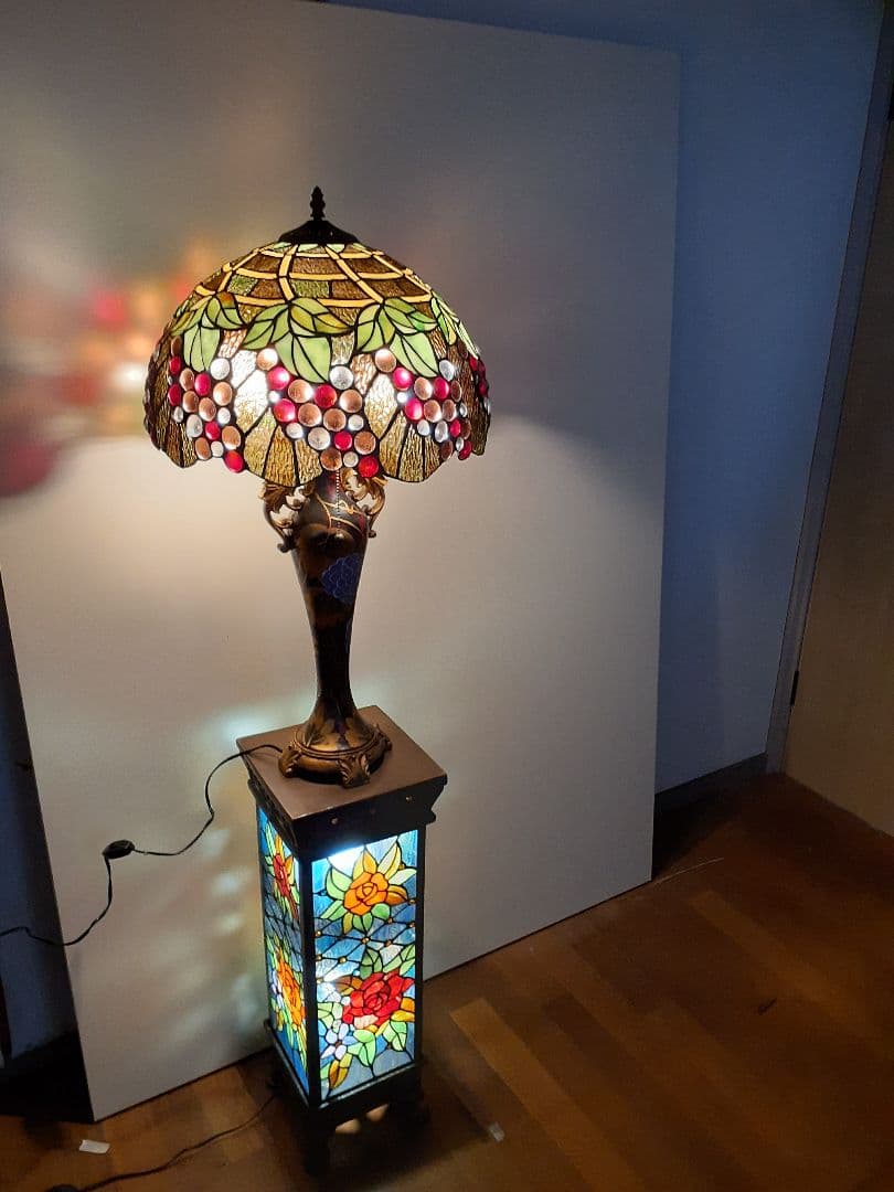 大輪のバラ咲くステンドグラスのアンティークな光柱　ポーチや通路に置くのに最適