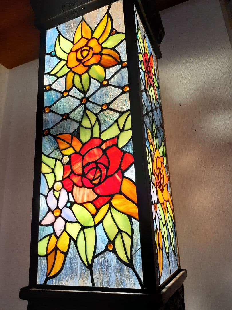 大輪のバラ咲くステンドグラスのアンティークな光柱　ポーチや通路に置くのに最適
