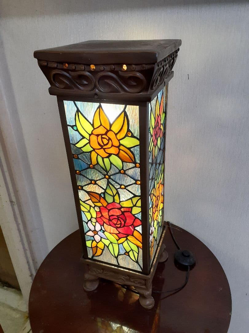 大輪のバラ咲くステンドグラスのアンティークな光柱　ポーチや通路に置くのに最適