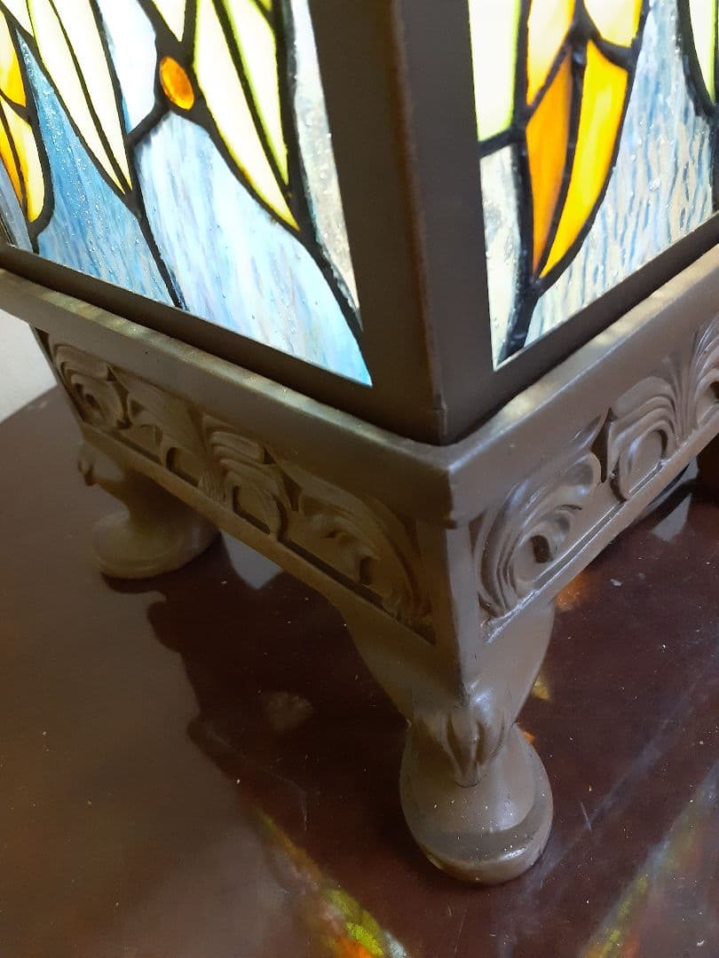 大輪のバラ咲くステンドグラスのアンティークな光柱　ポーチや通路に置くのに最適