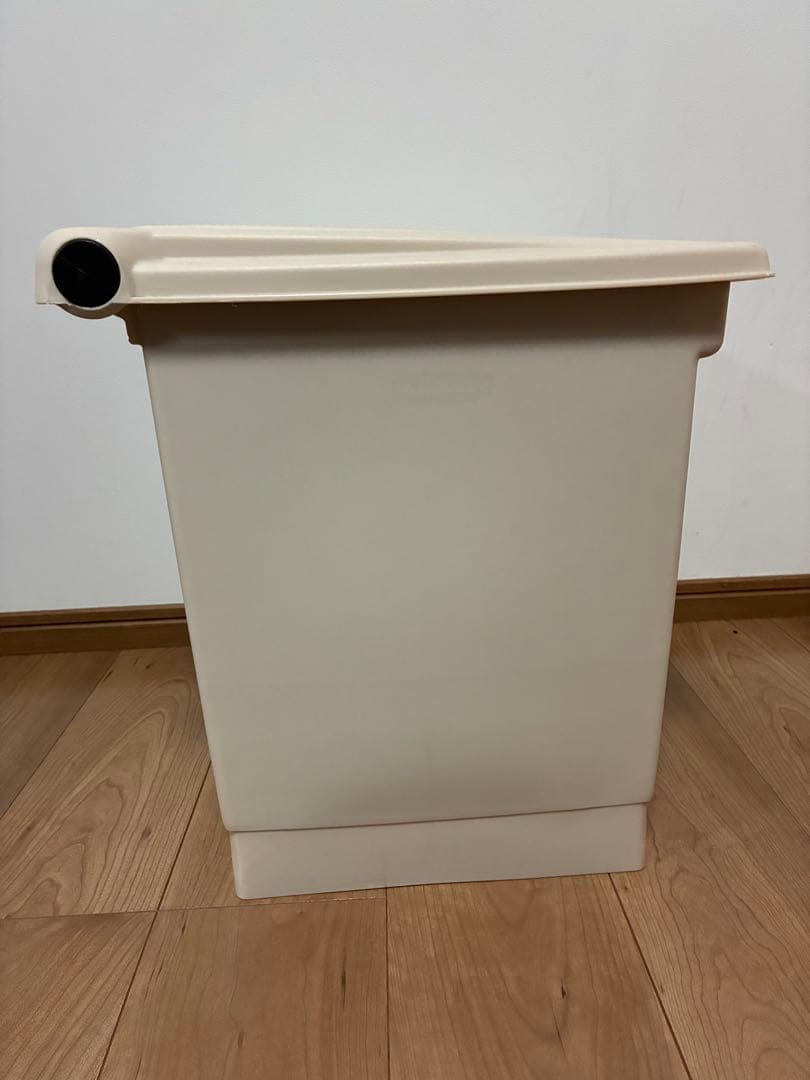 ラバーメイド　Rubbermaid製　衛生的　ステップオン式ゴミ箱