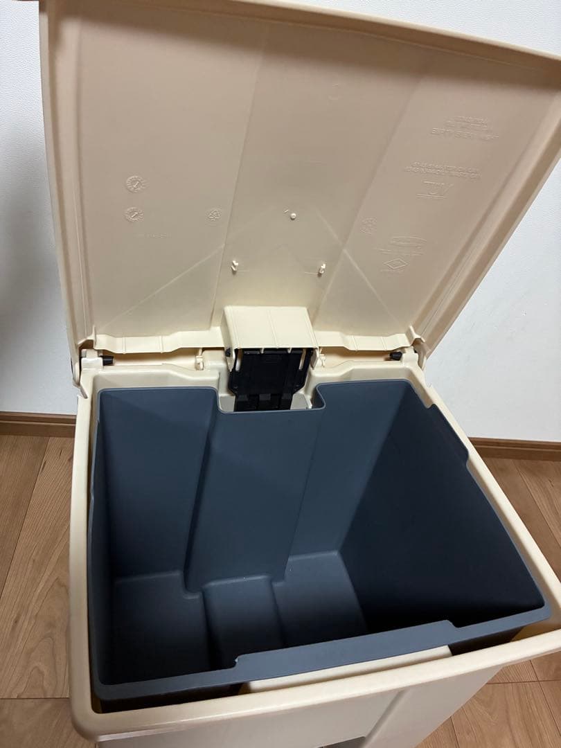 ラバーメイド　Rubbermaid製　衛生的　ステップオン式ゴミ箱
