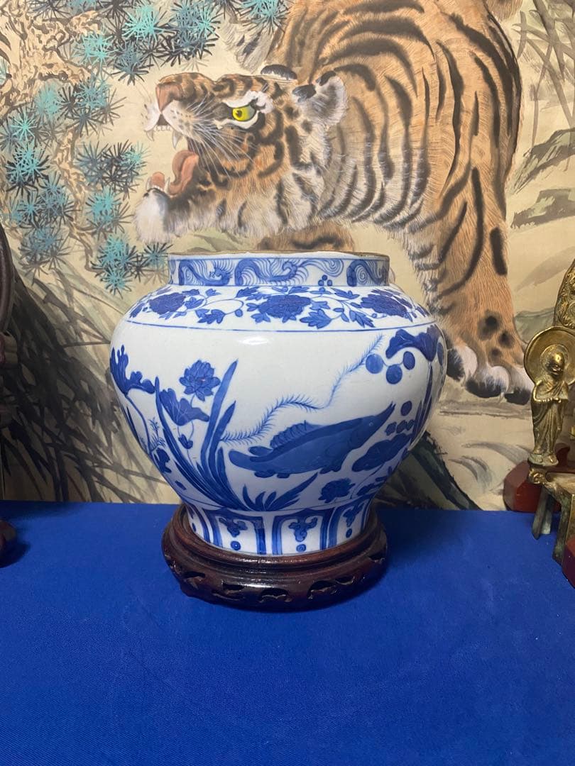 清末期 青白陶器花瓶 魚と花の装飾付き