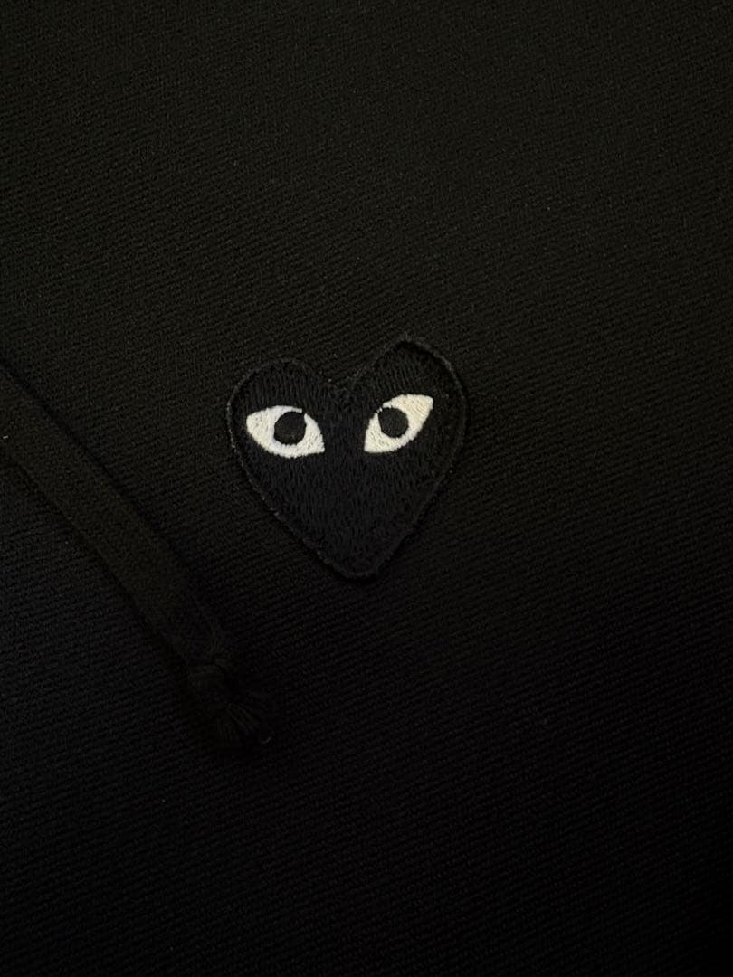 コム デ ギャルソン プレイロゴ刺繍ジップパーカー