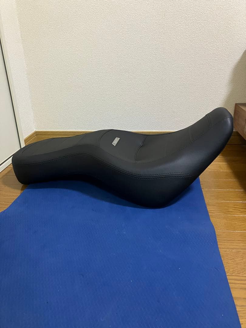 ハーレー　M8 ソフテイル　純正　シート　サンダウナー　ベルト付　美品