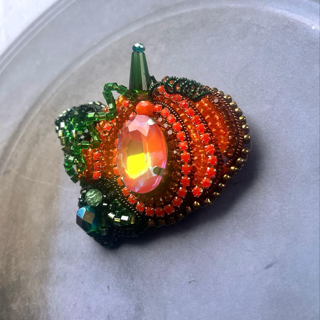 こり198.キラキラきのこ ビーズ 刺繍ブローチ ハンドメイドアクセサリ