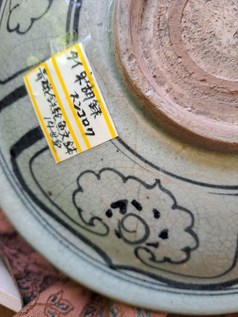 タイの古い皿　スンコロク青磁鉄絵