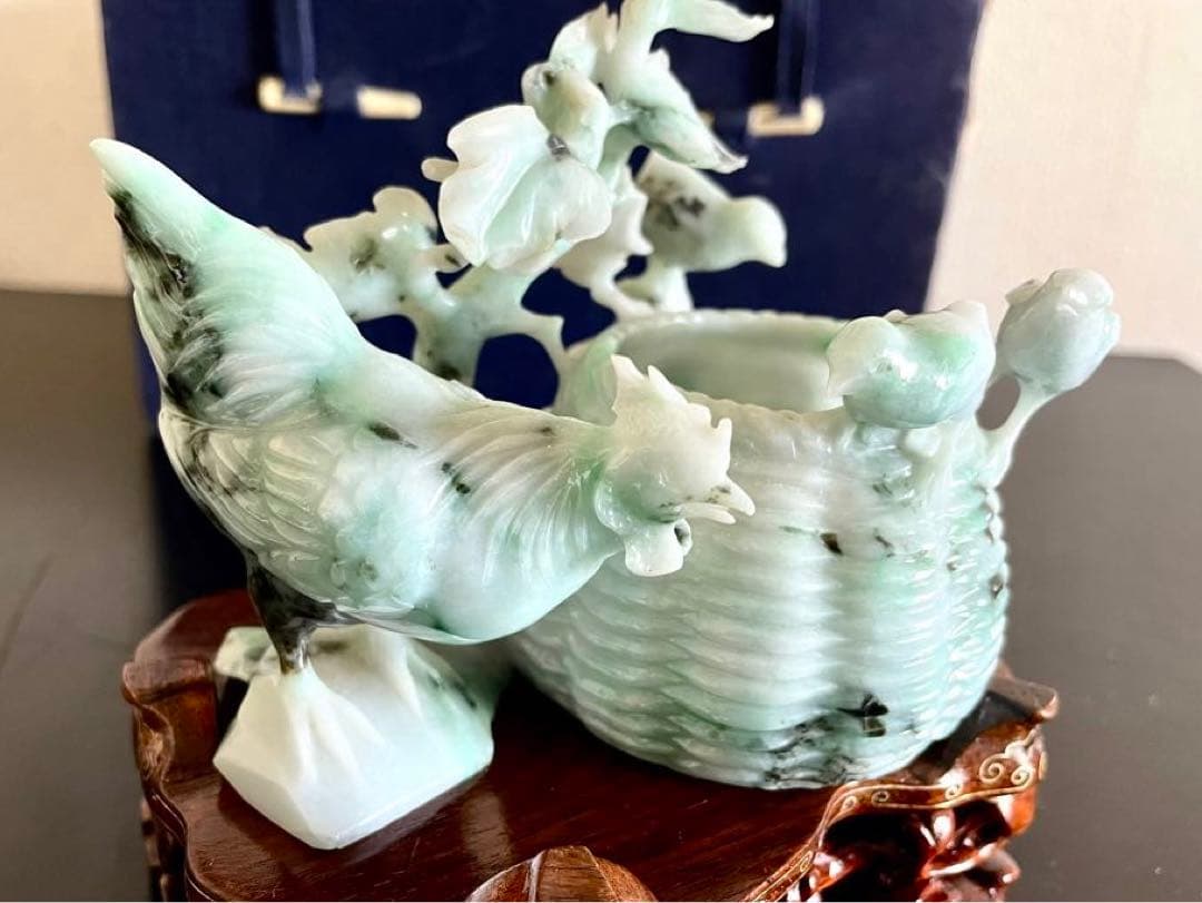 中国美術　翡翠彫刻　鶏の親子と籠　置物　台座付　箱有り