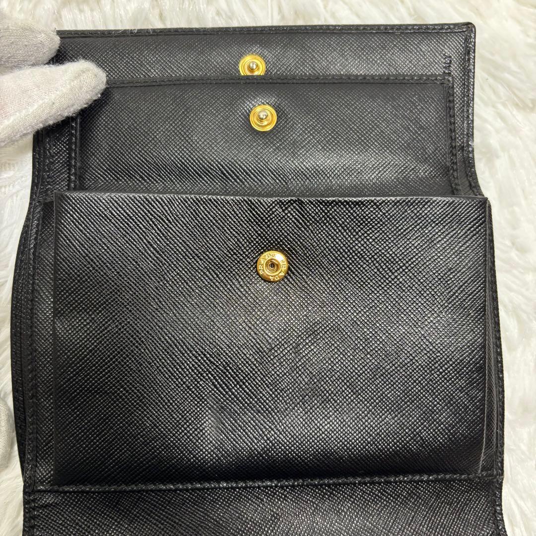 ✨美品✨ プラダ 三角ロゴ サフィアーノ 三つ折り財布 レザー プレート 黒