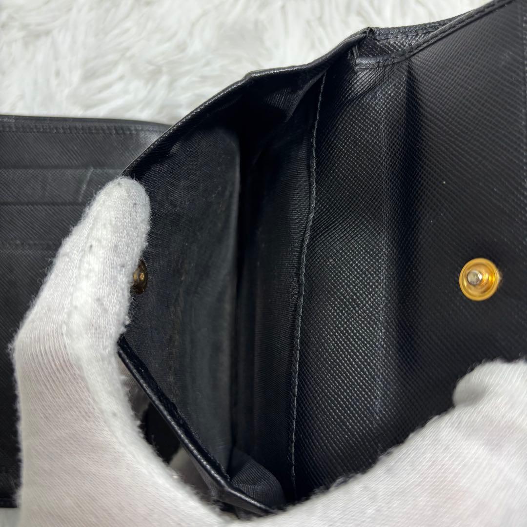 ✨美品✨ プラダ 三角ロゴ サフィアーノ 三つ折り財布 レザー プレート 黒