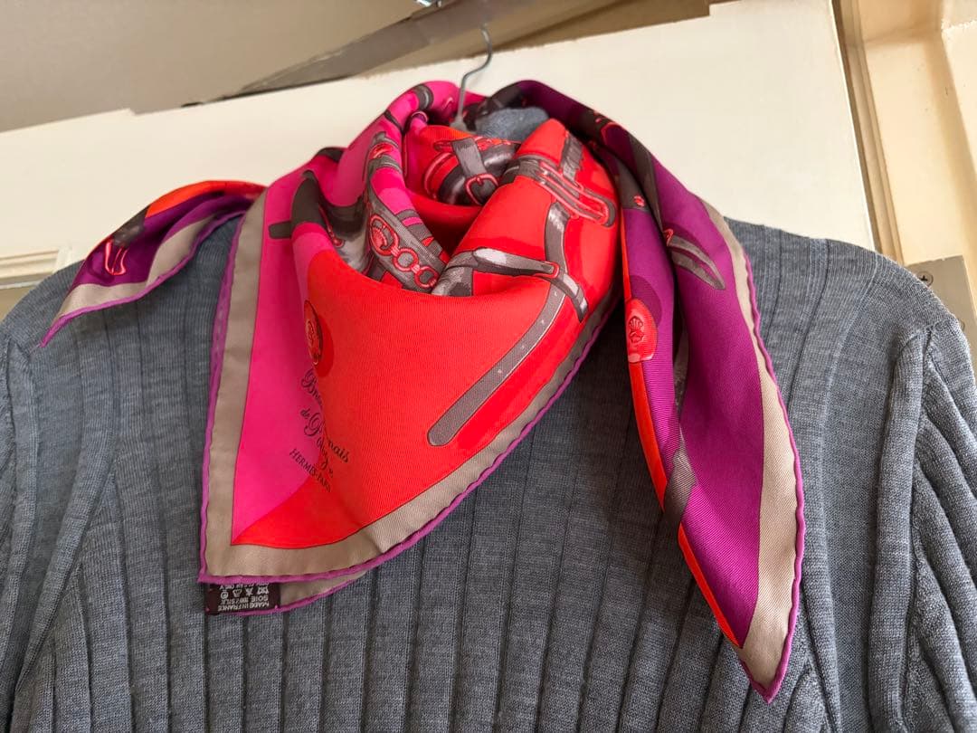 箱有 HERMES エルメス カレ70 馬具モチーフ シルクスカーフ ピンク紫