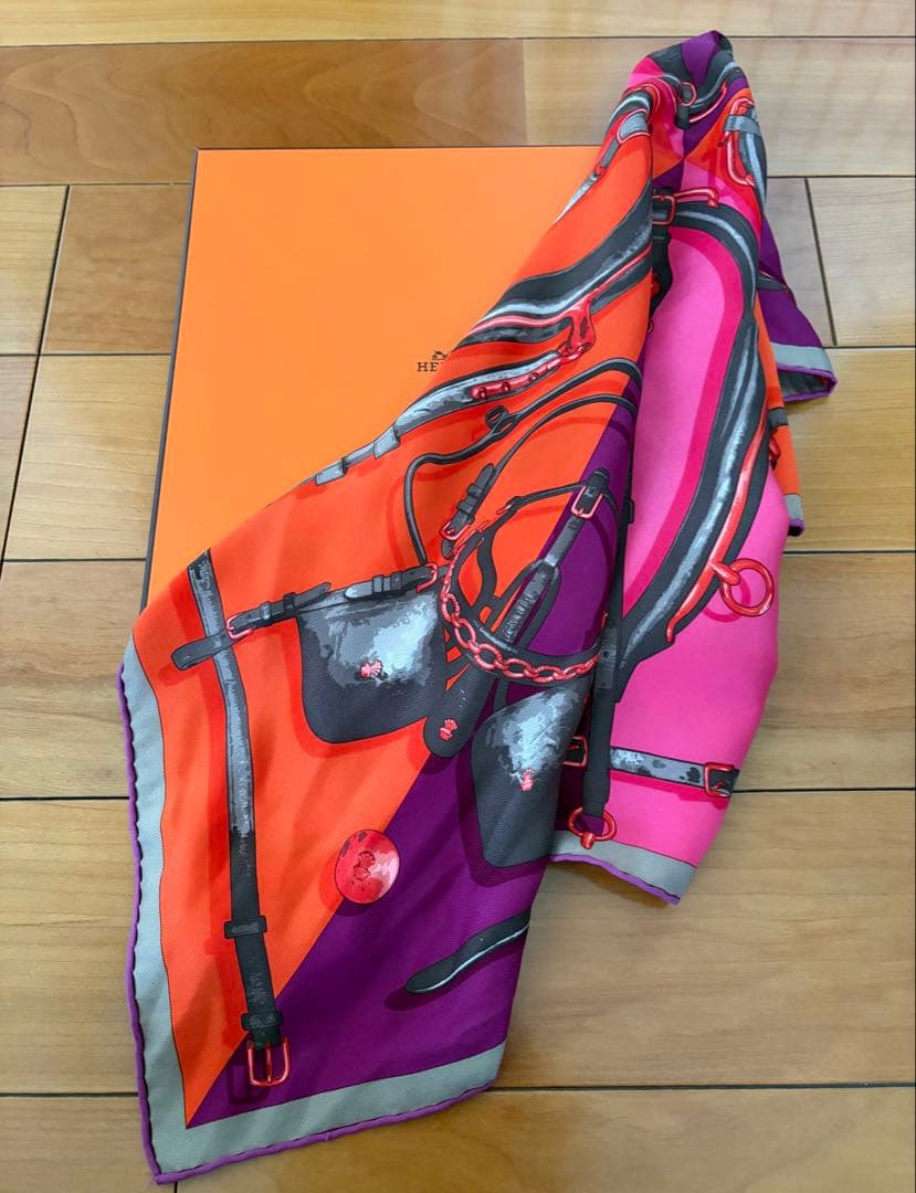 箱有 HERMES エルメス カレ70 馬具モチーフ シルクスカーフ ピンク紫