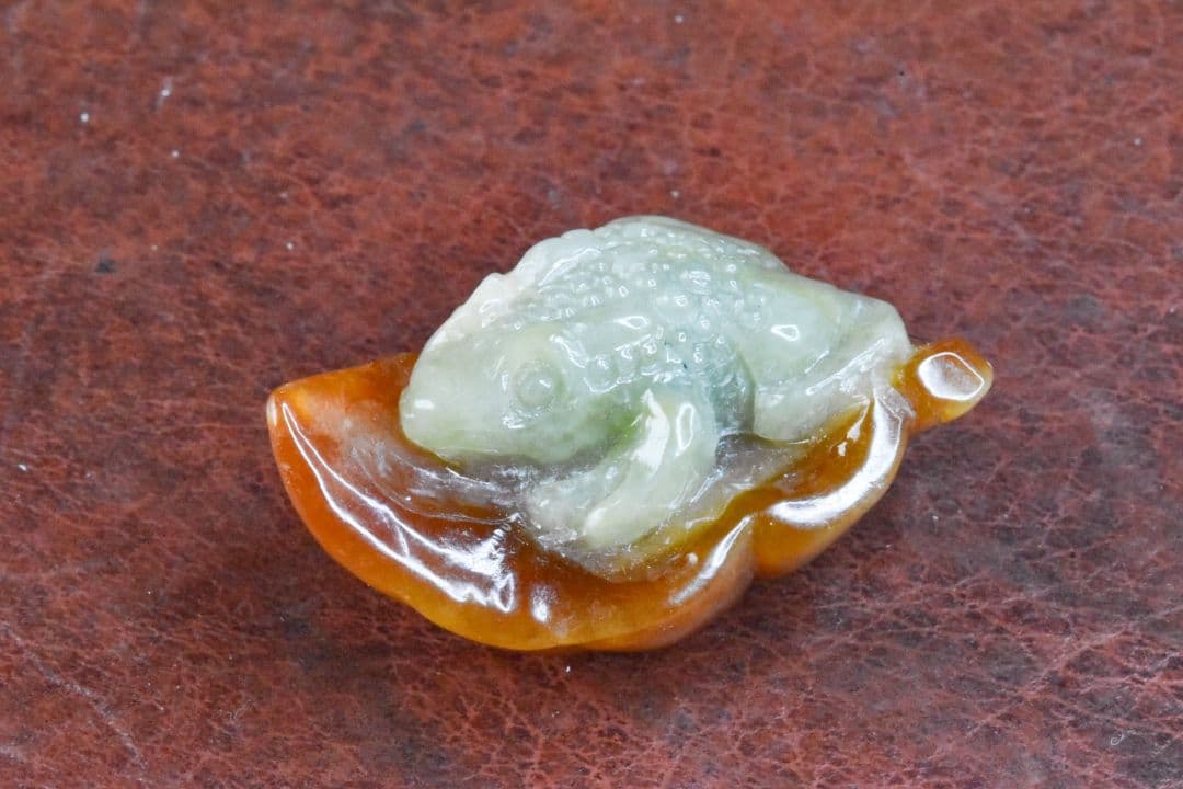 ミャンマー産 茶白翡翠カエルカービング