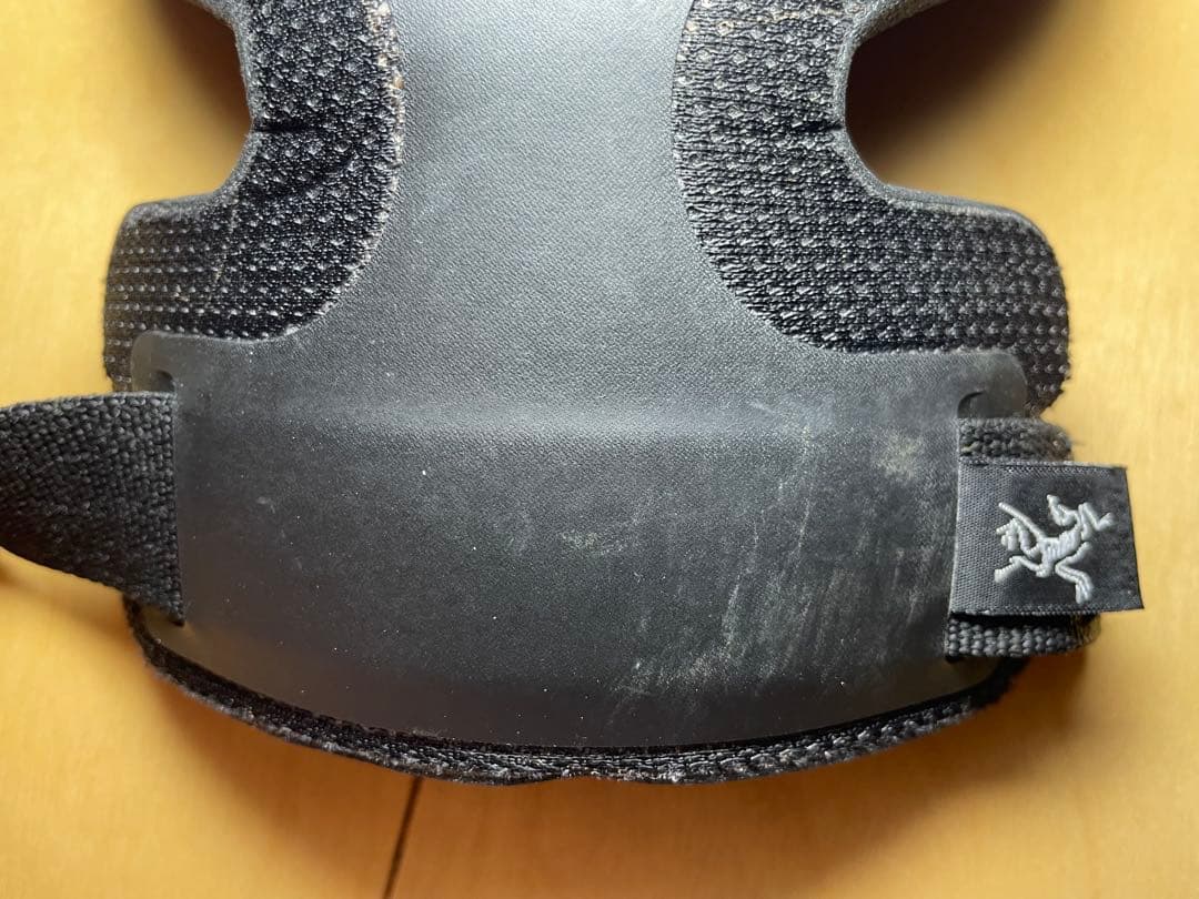 実物　Arc'teryx(アークテリクス)　ニーパッド　黒