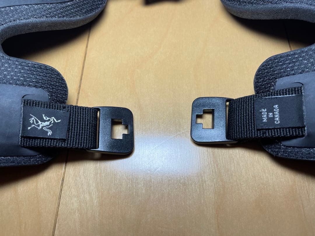 実物　Arc'teryx(アークテリクス)　ニーパッド　黒