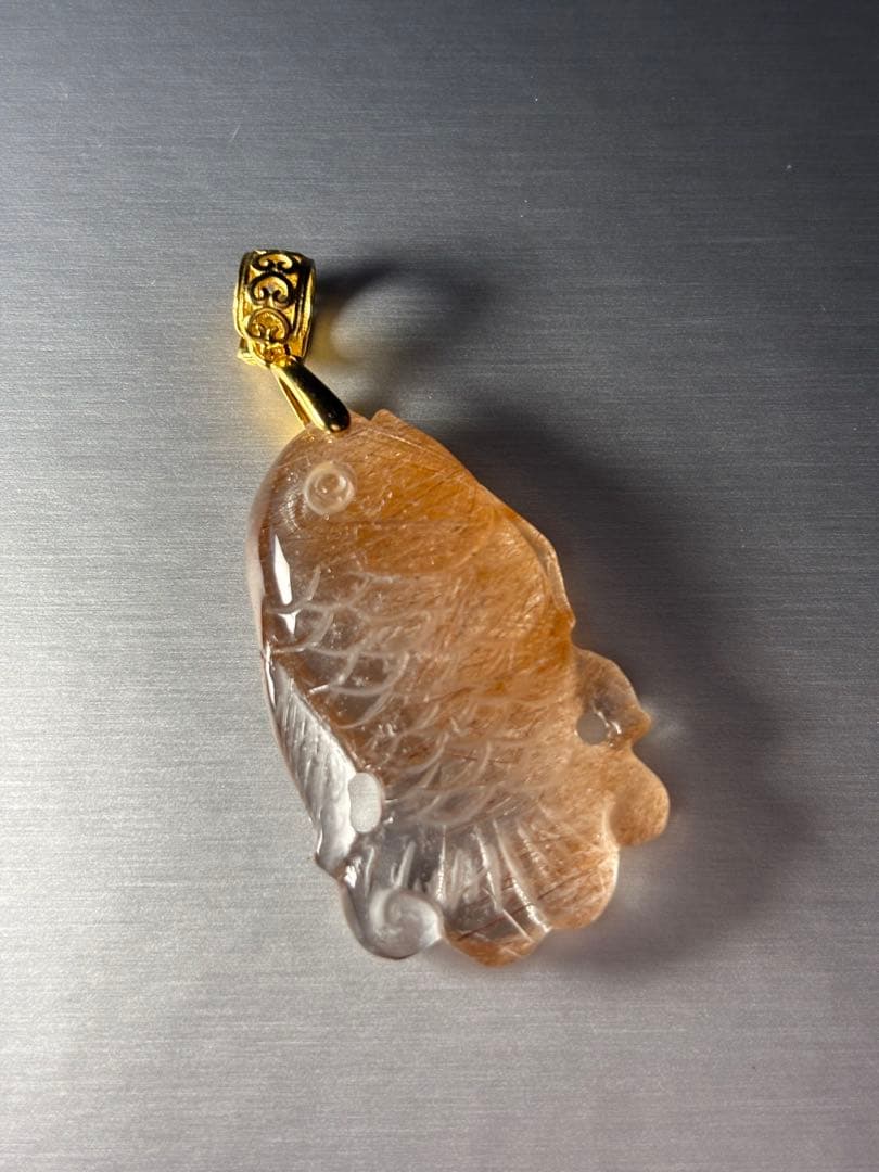 手彫りのペンダントトップ　レッドルチルクォーツ　チャームにも　繊細丁寧な彫り