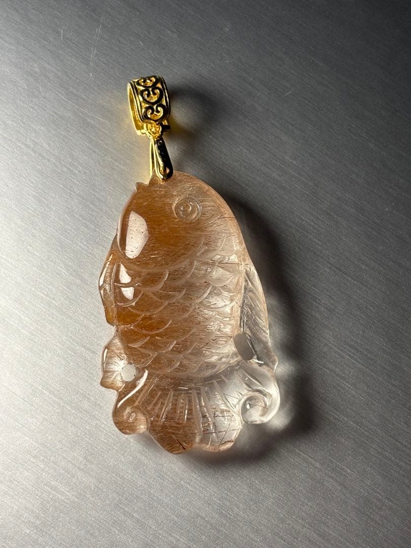 手彫りのペンダントトップ　レッドルチルクォーツ　チャームにも　繊細丁寧な彫り