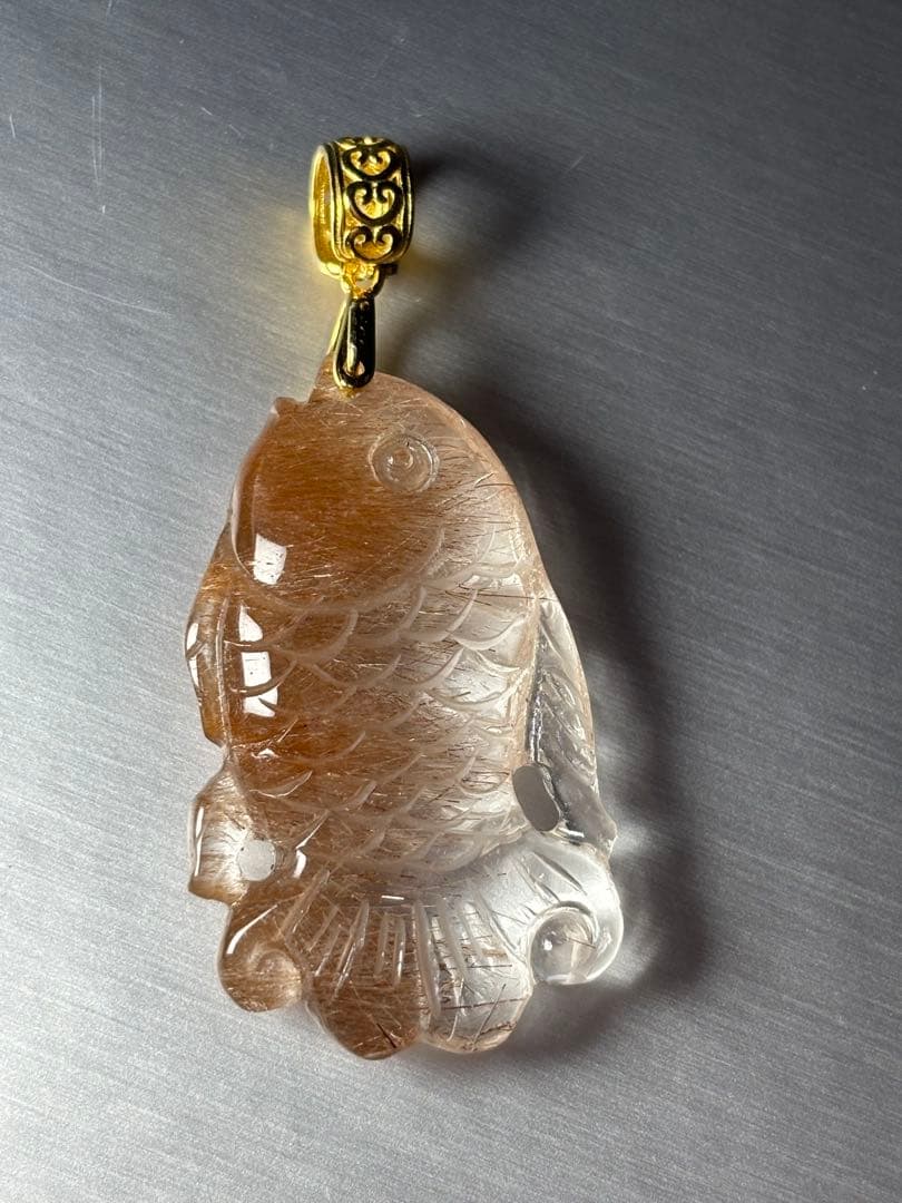 手彫りのペンダントトップ　レッドルチルクォーツ　チャームにも　繊細丁寧な彫り