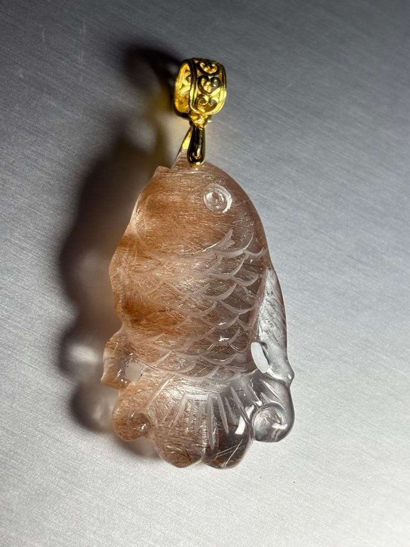 手彫りのペンダントトップ　レッドルチルクォーツ　チャームにも　繊細丁寧な彫り