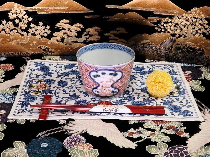 大聖寺伊万里　金襴手松竹梅に菊花四方襷紋の図　大振蕎麦猪口　E604AS-CUa