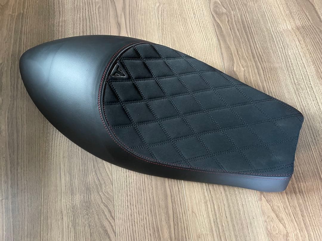 トライアンフ スラクストン1200RS 純正オプションシート