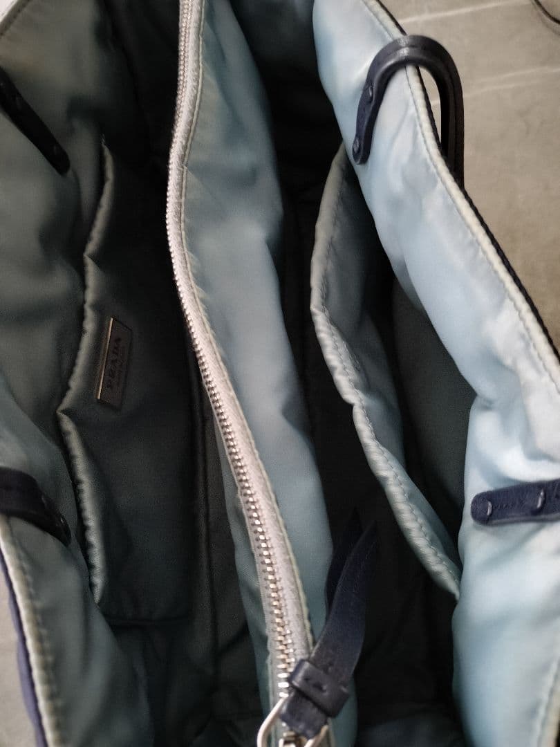 プラダ　スタッズ付きネイビートートバッグ